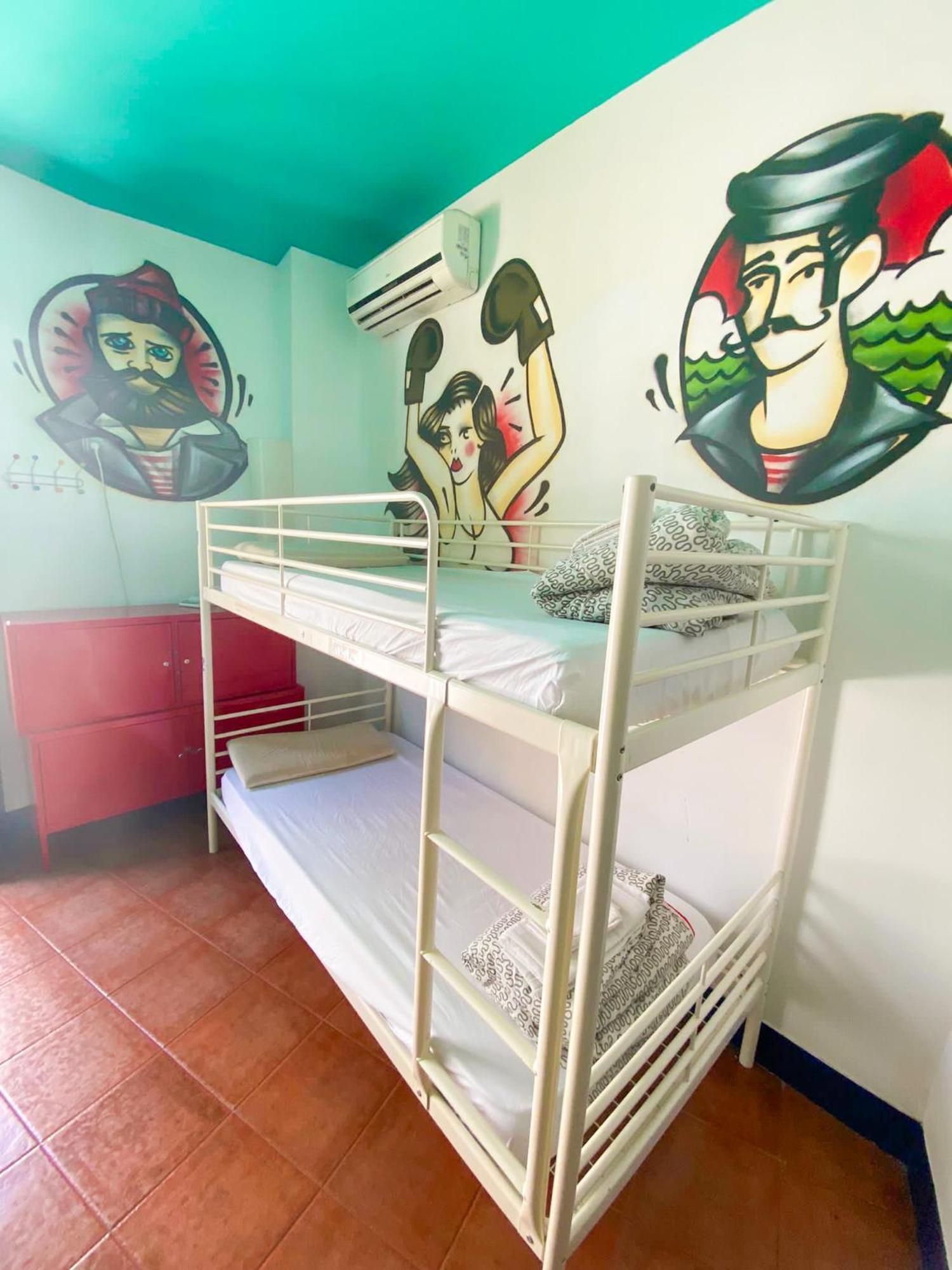 Sevilla Kitsch Hostel Art Номер фото